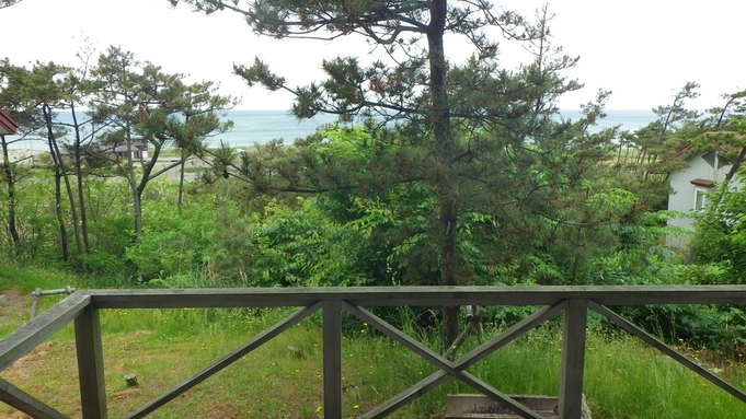 海が目の前！宮沢海岸を見下ろす小高い丘に建つコテージ【夕陽温泉WAOご利用可能】《現金特価》